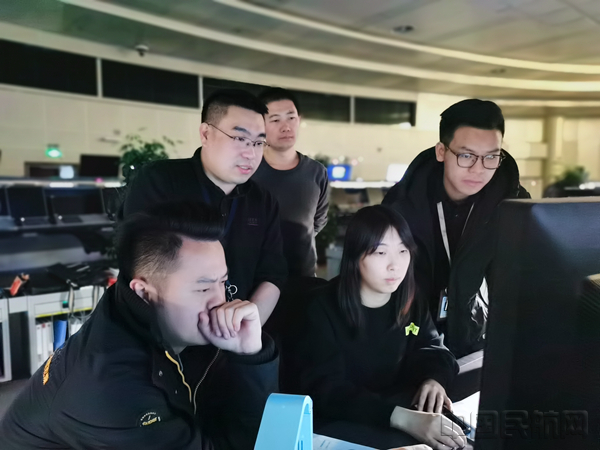 技术人员实施主备自动化系统切换 摄影:王博馨_副本.jpg 技术人员实施主备自动化系统切换 摄影:王博馨_副本.jpg