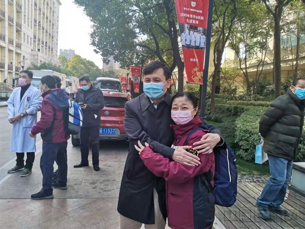 华山医院感染科主任张文宏为袁飞妈妈送行.jpg 华山医院感染科主任张文宏为袁飞妈妈送行.jpg