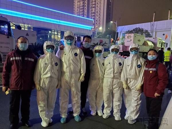 到达第一天 五名医护人员入舱接触病人(右一为袁飞妈妈).jpg 到达第一天 五名医护人员入舱接触病人(右一为袁飞妈妈).jpg
