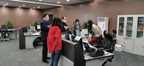 nEO_IMG_图一,气象预报员进行天气会商