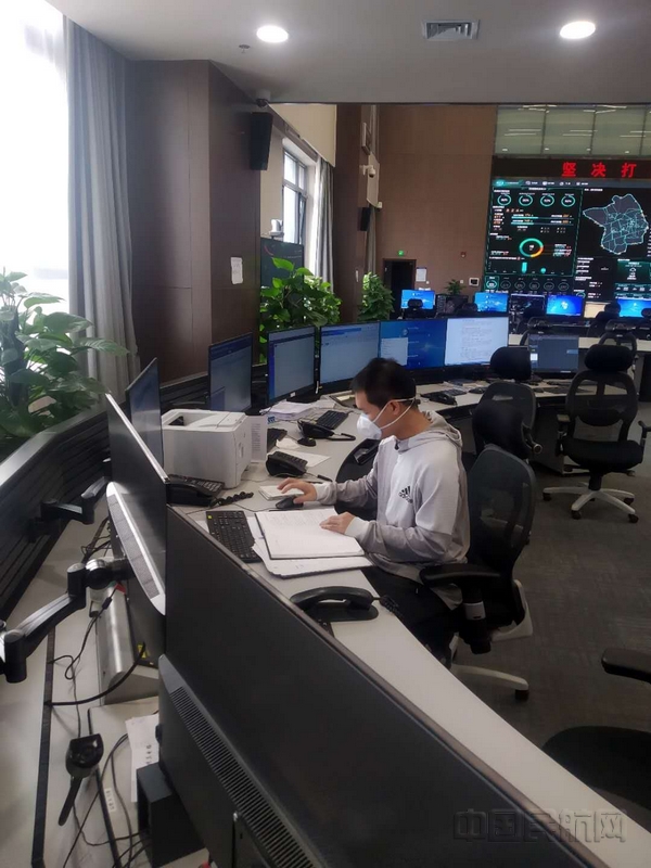 nEO_IMG_图二,刘世伟在处理飞行计划