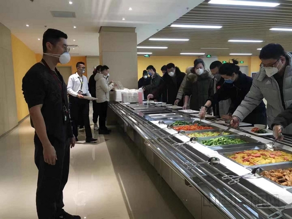 nEO_IMG_图五,孟超在食堂进行监督,严把菜品和卫生关