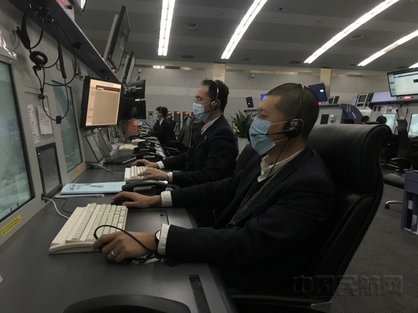 nEO_IMG_图八,邱晏均在席位上工作