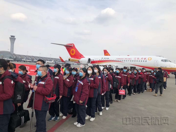 nEO_IMG_西南空管局保障成都航空国产ARJ21机队执飞首次医疗包机运输任务2.jpg