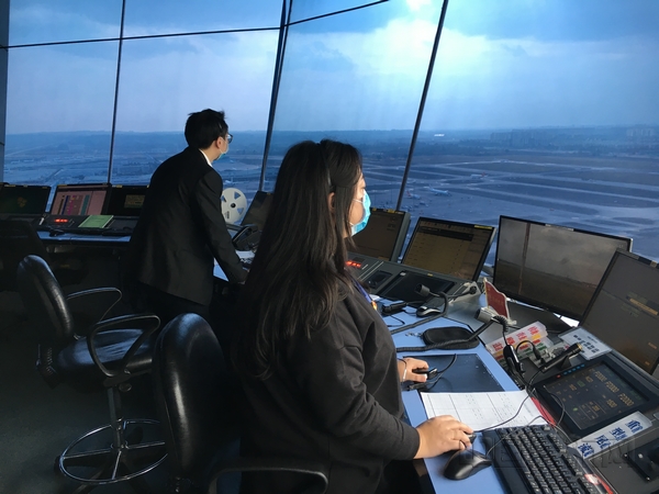 nEO_IMG_西南空管局保障成都航空国产ARJ21机队执飞首次医疗包机运输任务3.jpg