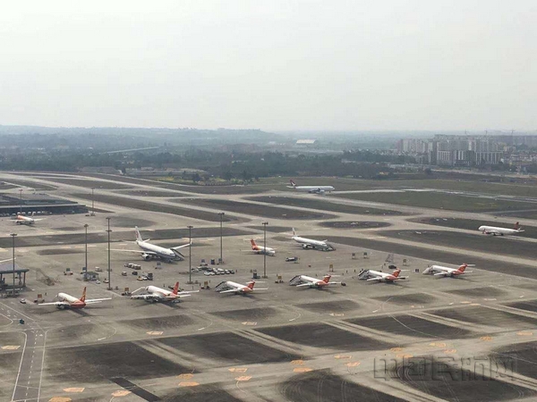 nEO_IMG_西南空管局保障成都航空国产ARJ21机队执飞首次医疗包机运输任务4.jpg