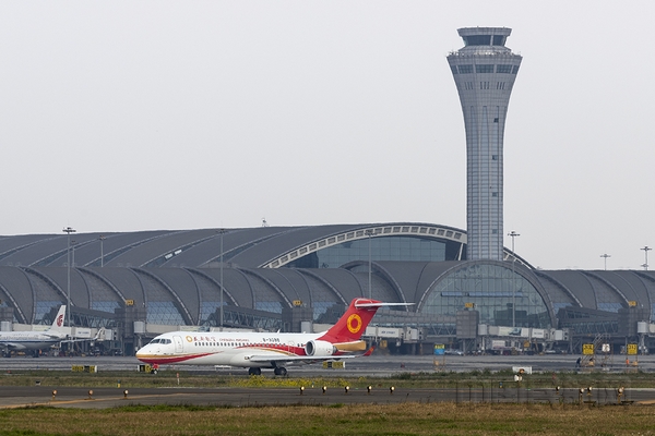 nEO_IMG_西南空管局保障成都航空国产ARJ21机队执飞首次医疗包机运输任务5.jpg