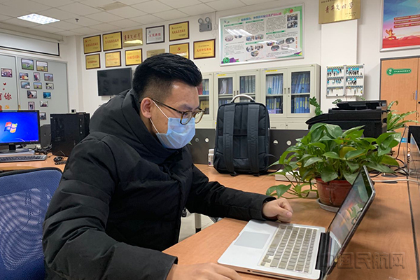 自动化数据室党支部成员进行软件开发1.jpg 自动化数据室党支部成员进行软件开发1.jpg