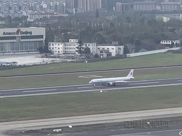 欢迎英雄们回家——西南空管局保障四川援鄂医疗队首批撤离队员返蓉1_副本.jpg 欢迎英雄们回家——西南空管局保障四川援鄂医疗队首批撤离队员返蓉1_副本.jpg