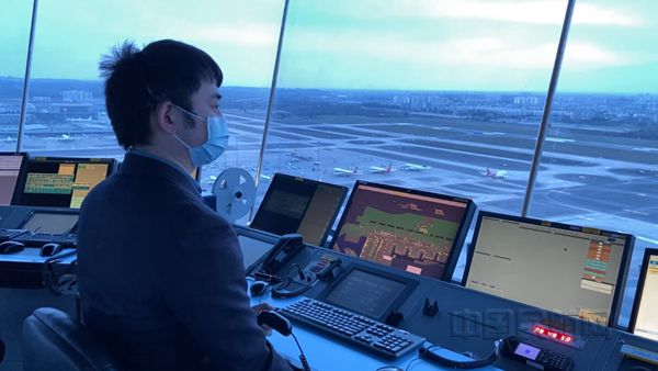 欢迎英雄们回家——西南空管局保障四川援鄂医疗队首批撤离队员返蓉2_副本.jpg 欢迎英雄们回家——西南空管局保障四川援鄂医疗队首批撤离队员返蓉2_副本.jpg