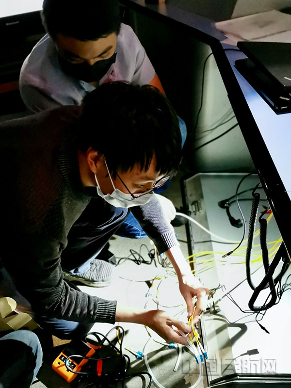 自动化数据室技术人员整合设备信号1.jpg 自动化数据室技术人员整合设备信号1.jpg