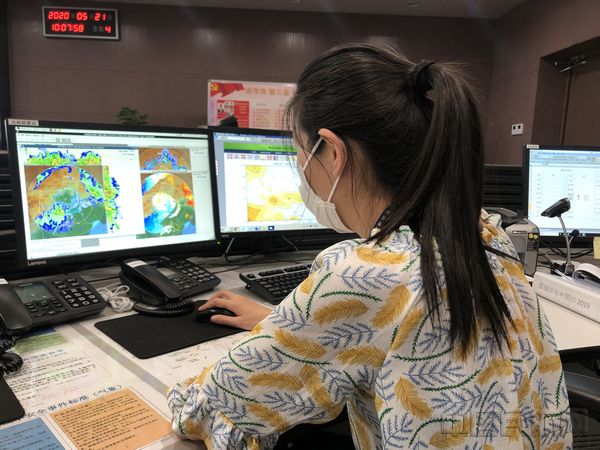 预报员进行天气分析 吴玲芳摄影.jpg 预报员进行天气分析 吴玲芳摄影.jpg