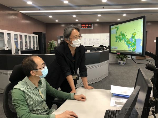 气象预报员进行预报 傅灵艳摄影.jpg 气象预报员进行预报 傅灵艳摄影.jpg