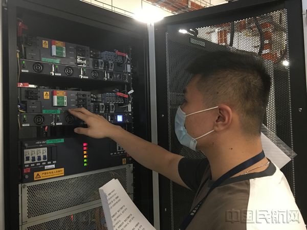 黄海兴检查设备防雷器 韩巍摄影.jpg 黄海兴检查设备防雷器 韩巍摄影.jpg