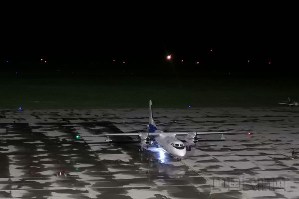 凌晨时分人工增雨作业航空器航前准备 李淼 摄_副本.jpg 凌晨时分人工增雨作业航空器航前准备 李淼 摄_副本.jpg