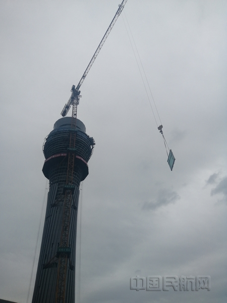nEO_IMG_成都天府机场空管1号塔台完成明室玻璃吊装 (1)