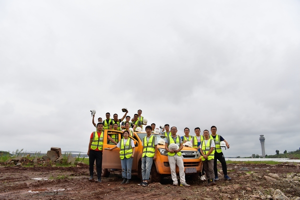 神鸟展翼越天堑 匠心织网架通途——成都天府机场空管工程网络设备工艺安装首阶段目标圆满完成 (6).jpg