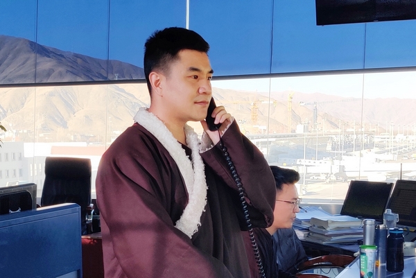 任军在拉萨塔台重新见习.jpg 任军在拉萨塔台重新见习.jpg