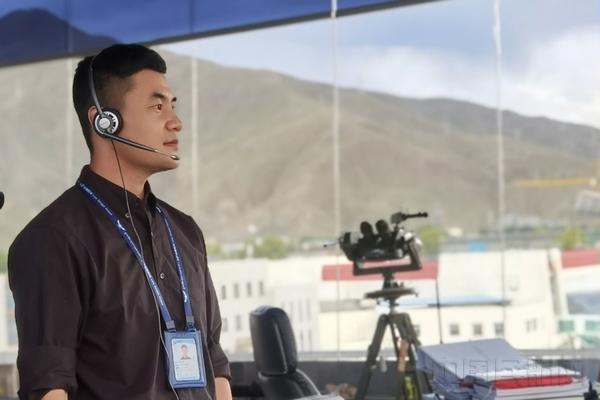 任军在拉萨塔台放单.jpg 任军在拉萨塔台放单.jpg