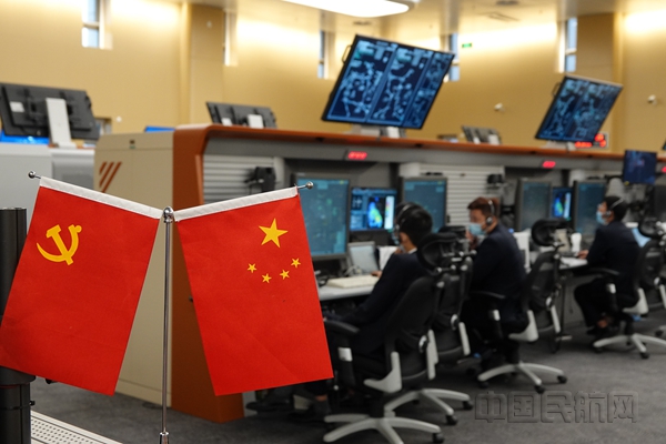 华北空管局空管中心终端管制室 摄影李浩淼_副本.jpg