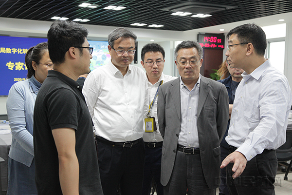 5. 华东空管局赵诚琪副局长向张军院士介绍数字化转型应用场景n.jpg