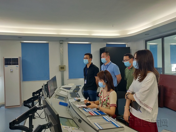 预报员拿话筒体验管制工作_副本.jpg