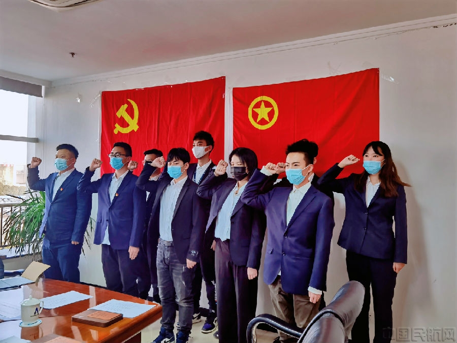 西北空管局空管中心塔台管制室为见习管制员举行放单暨管制执照授牌仪式.jpg 西北空管局空管中心塔台管制室为见习管制员举行放单暨管制执照授牌仪式.jpg