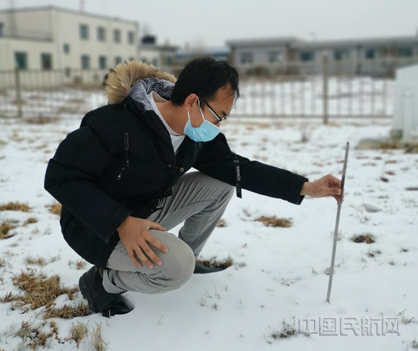 20210302 陈璋  天津空管分局气象台观测岗位顺利完成降雪天气保障12_副本.jpg