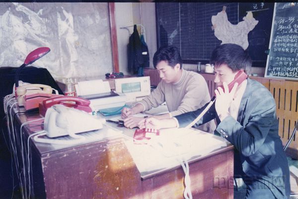 1.三代空管人:民航转型岁月流年 从手写版到电子化的进步_副本.jpg 1.三代空管人:民航转型岁月流年 从手写版到电子化的进步_副本.jpg