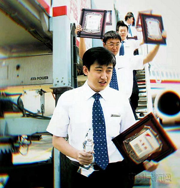 4.四代空管人:抓住改革开放红利 实现从量变到质变的飞跃_副本.jpg 4.四代空管人:抓住改革开放红利 实现从量变到质变的飞跃_副本.jpg