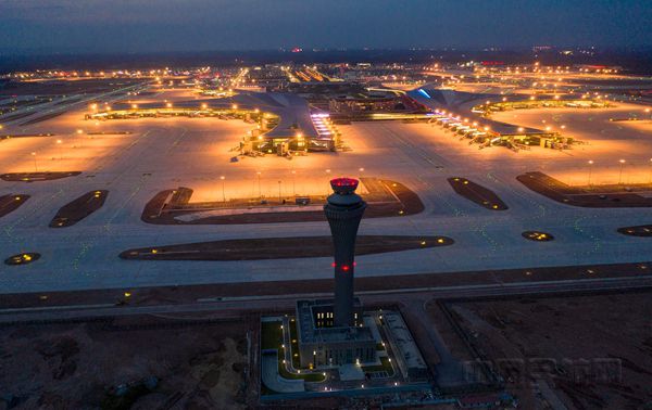护航“神鸟”启航!——西南空管局全力保障天府机场顺利投运_副本.jpg