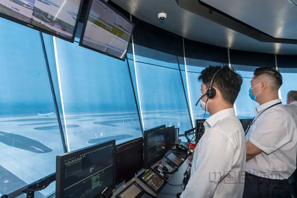 护航“神鸟”启航!——西南空管局全力保障天府机场顺利投运1_副本.jpg