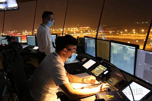 护航“神鸟”启航!——西南空管局全力保障天府机场顺利投运3_副本.jpg