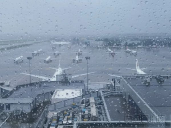 华东空管虹桥塔台视角下，台风来袭时的机场-华东空管供图_副本.jpg