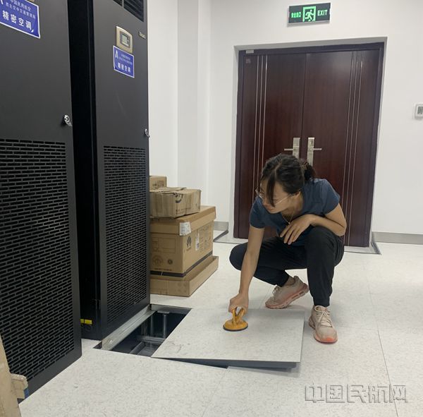 西北空管局天通公司信息化室加强雷雨季节设备巡视_副本.jpg 西北空管局天通公司信息化室加强雷雨季节设备巡视_副本.jpg