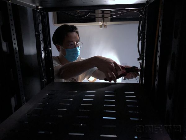 拆除塔台夹层设备 高怡东摄_副本.jpg