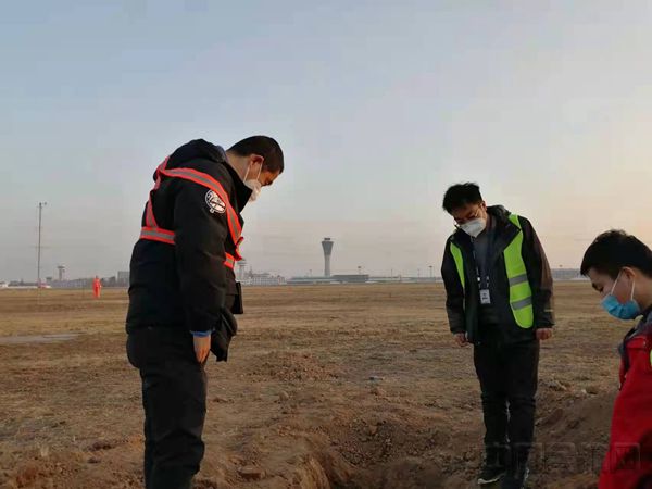 西北空管局天通公司电信网络室配合开展北飞行区不停航施工工作_副本.jpg 西北空管局天通公司电信网络室配合开展北飞行区不停航施工工作_副本.jpg