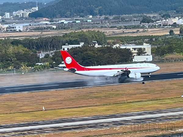 空客330来了! 汕头空管站开启保障宽体客机新篇章1_副本.jpg