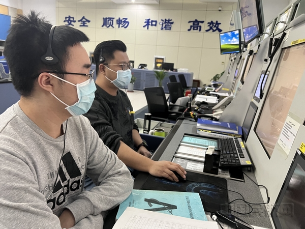 nEO_IMG_进近管制员优先保障该航班降落.jpg nEO_IMG_进近管制员优先保障该航班降落.jpg