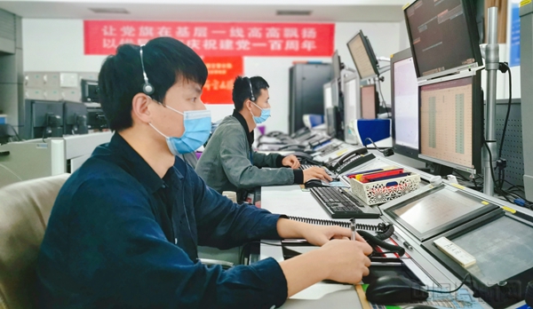 管制员正在指挥飞机进离场水印1.jpg 管制员正在指挥飞机进离场水印1.jpg