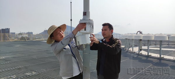 珠海空管站技术人员检查测距仪天线_副本.jpg