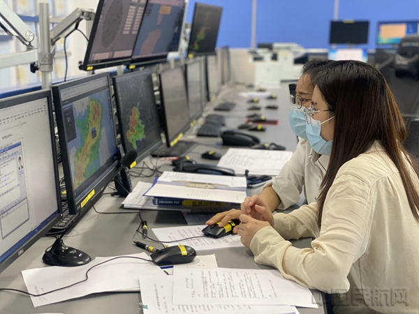 水印 值班预报员进行雷雨天气研判和提供气象服务1.jpg 水印 值班预报员进行雷雨天气研判和提供气象服务1.jpg
