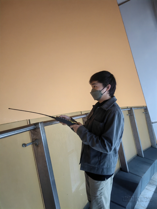 值班员在观测平台观测雾时机场主导能见度(吴心语)5