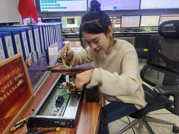 许颖菲维修气象设备
