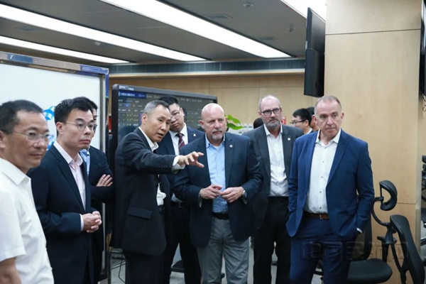 Neo 民航局空管局副局长苗旋向国际空管协会代表介绍流量管理室席位设置和相关系统使用情况1