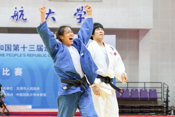 8月7日至10日,第十三届全运会柔道比赛在中航大举行,江苏选手张浙慧(蓝)夺冠后挥手庆祝。 王思文 拍摄