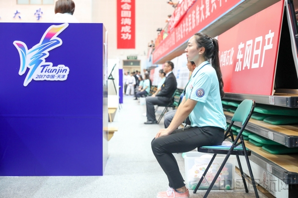 8月7日至10日,第十三届全运会柔道比赛在中航大举行,场馆内引导员端坐在场下。赵晨旭 拍摄