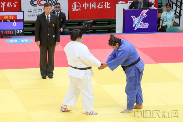 8月7日至10日,第十三届全运会柔道比赛在中航大举行,甘肃选手萨茹拉(蓝)与获胜对手山东选手姜雅楠握手以示祝贺。赵晨旭 拍摄