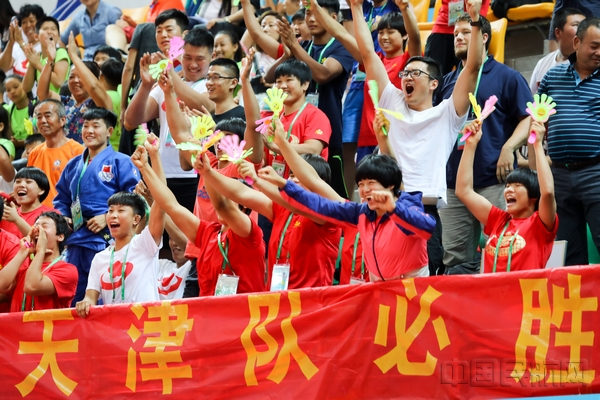 8月7日至10日,第十三届全运会柔道比赛在中航大举行,观众为精彩的比赛而欢呼。 赵晨旭 拍摄