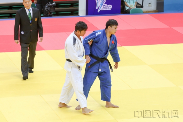 8月7日至10日,第十三届全运会柔道比赛在中航大举行,上海选手邱业鑫(白)搀扶因受伤退赛的对手施仲鑫(蓝)下台,观众为他们竞争中的友谊鼓掌。 赵晨旭 拍摄